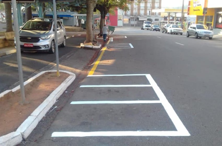 PREFEITURA DE JAGUARIÚNA REALIZA SERVIÇOS DE SINALIZAÇÃO HORIZONTAL E TROCA DE PLACAS