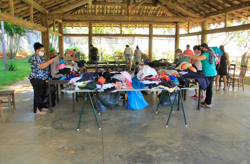 AÇÃO DO FUNDO SOCIAL LEVA ROUPAS E ACESSÓRIOS PARA FAMÍLIAS EM SITUAÇÃO DE VULNERABILIDADE SOCIAL