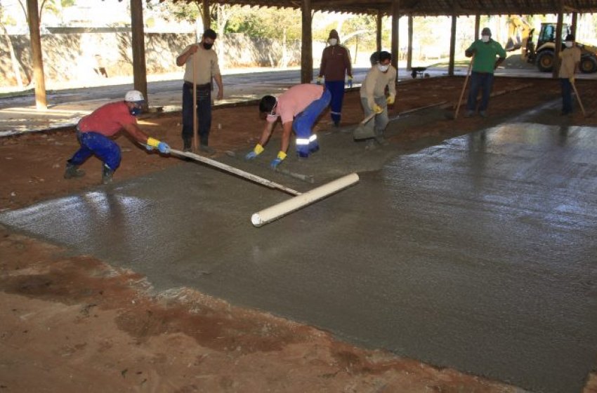 PREFEITURA REALIZA TRABALHOS NO PARQUE MARIA STELA BIANCO TORRES, NO BAIRRO ROSEIRA DE CIMA
