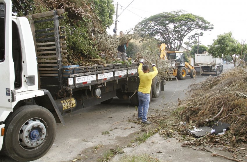 PREFEITURA DE JAGUARIÚNA FAZ ROÇAGEM E REMOÇÃO DE ENTULHO NESTA SEGUNDA-FEIRA