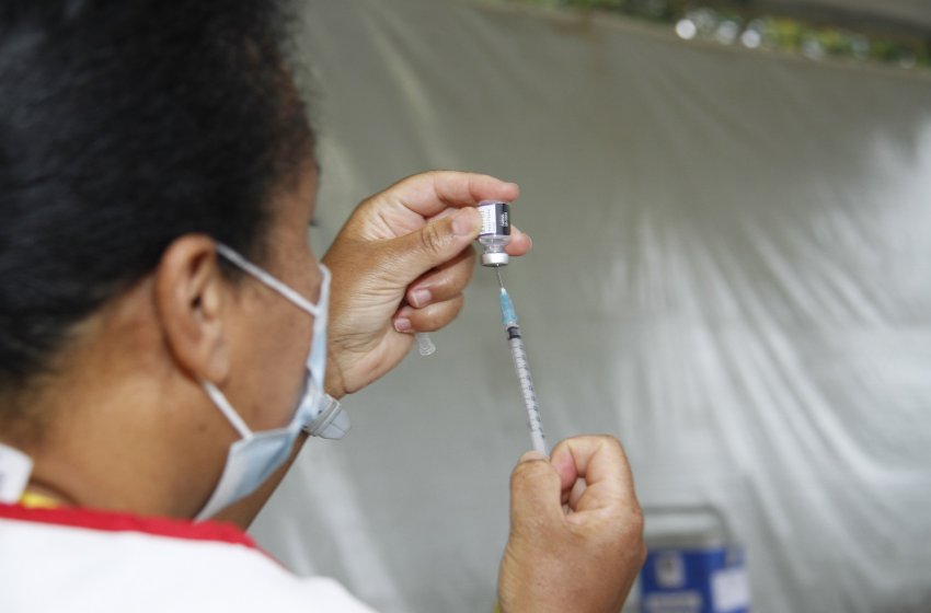 SAÚDE APLICA PRIMEIRA, SEGUNDA E TERCEIRA DOSES DA VACINA CONTRA O CORONAVÍRUS EM JAGUARIÚNA