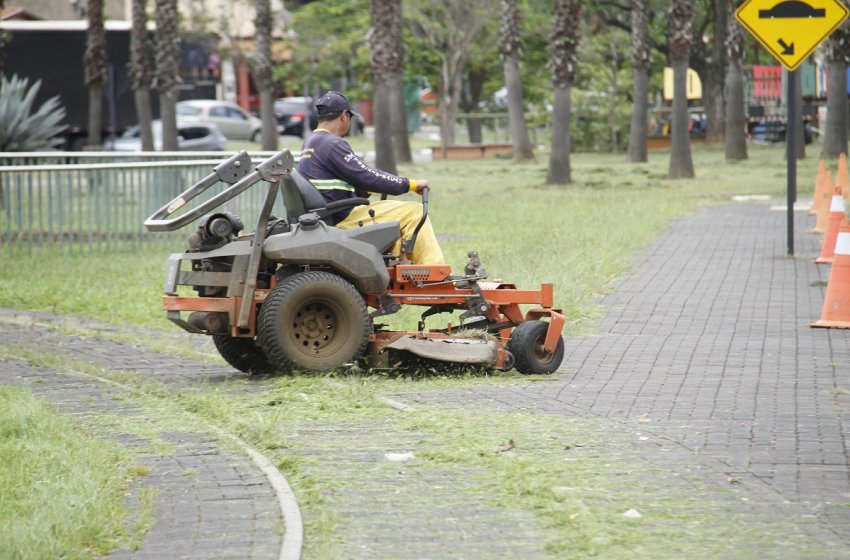 PREFEITURA FAZ SERVIÇOS DE ROÇAGEM E REMOÇÃO DE ENTULHO NESTA SEGUNDA-FEIRA