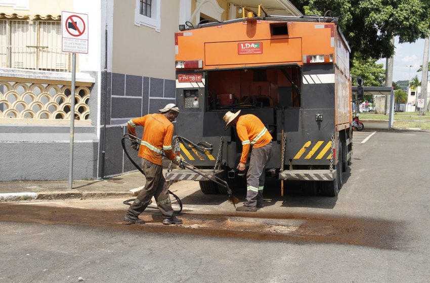 PREFEITURA DE JAGUARIÚNA REALIZA OPERAÇÃO TAPA-BURACOS NESTA QUARTA-FEIRA 