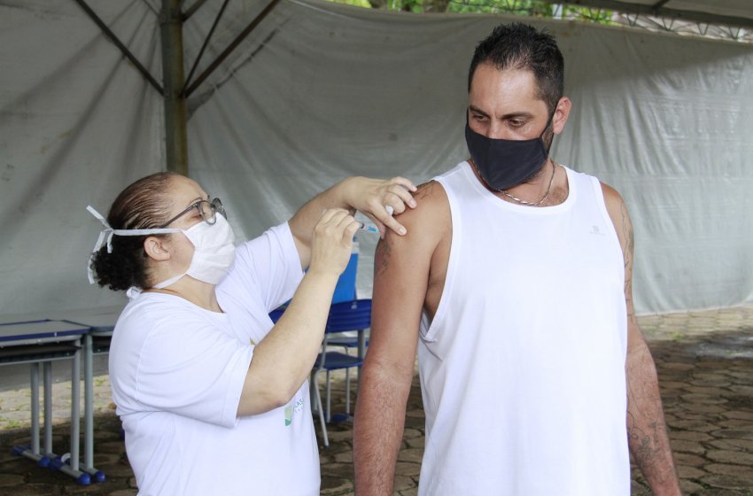 SAÚDE VOLTA A VACINAR POPULAÇÃO CONTRA A COVID-19 NESTA QUINTA-FEIRA